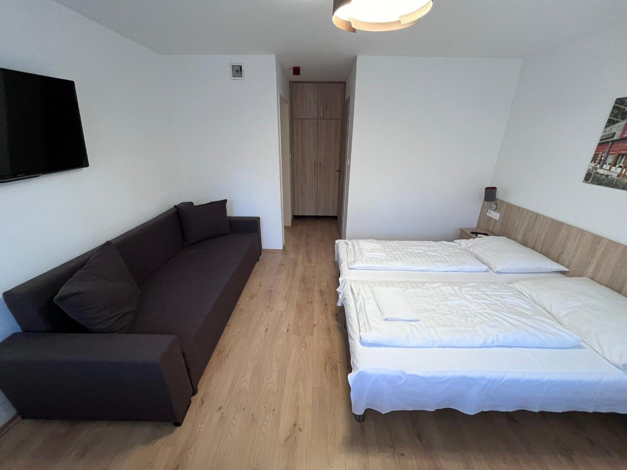 Hotel Majus 1 Vendeghaz - Torony Zewnętrze zdjęcie