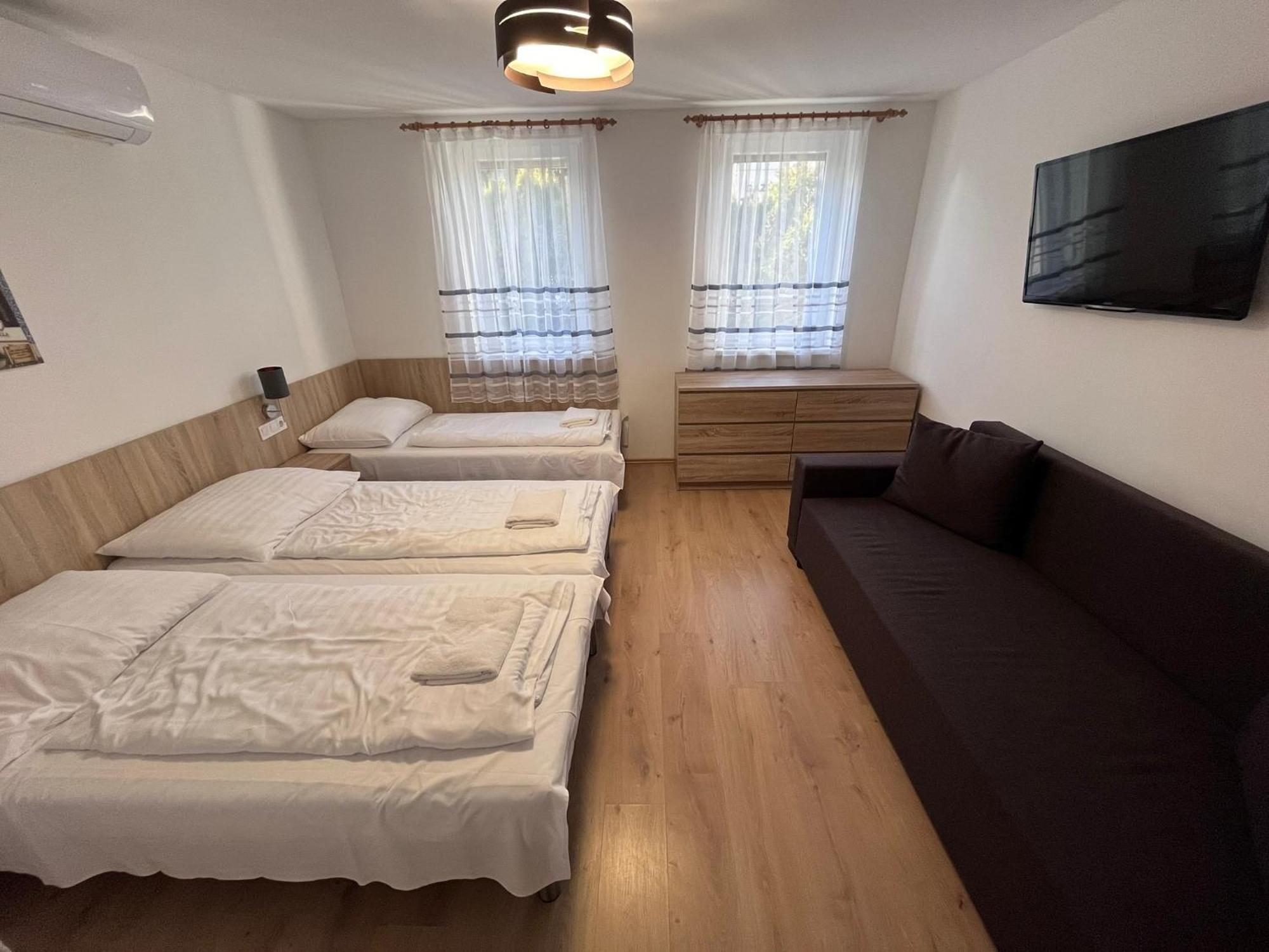 Hotel Majus 1 Vendeghaz - Torony Zewnętrze zdjęcie