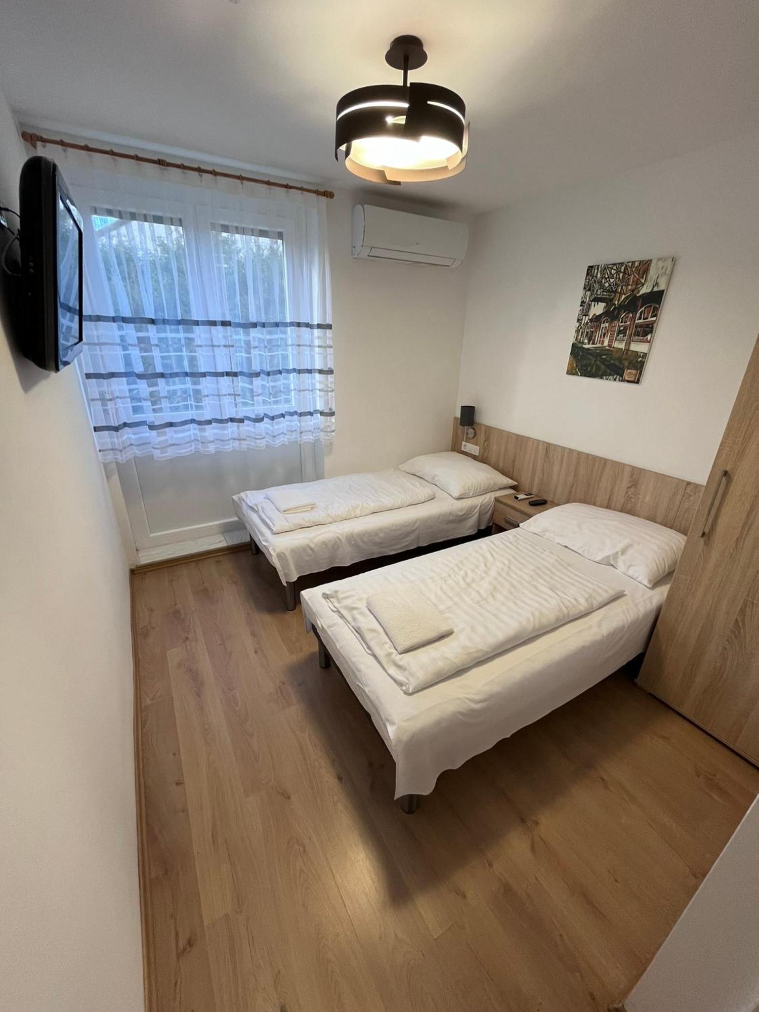 Hotel Majus 1 Vendeghaz - Torony Zewnętrze zdjęcie