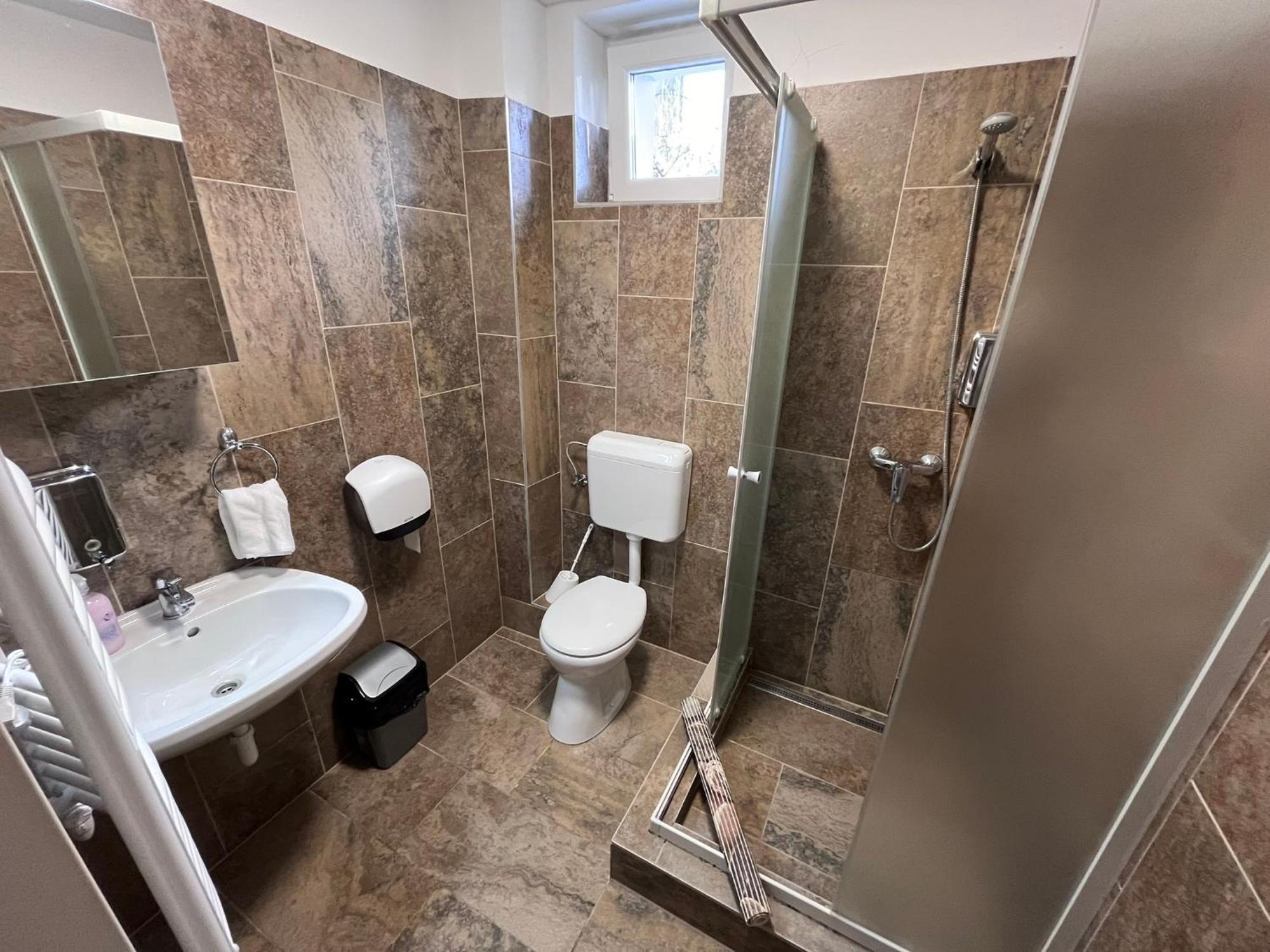 Hotel Majus 1 Vendeghaz - Torony Zewnętrze zdjęcie
