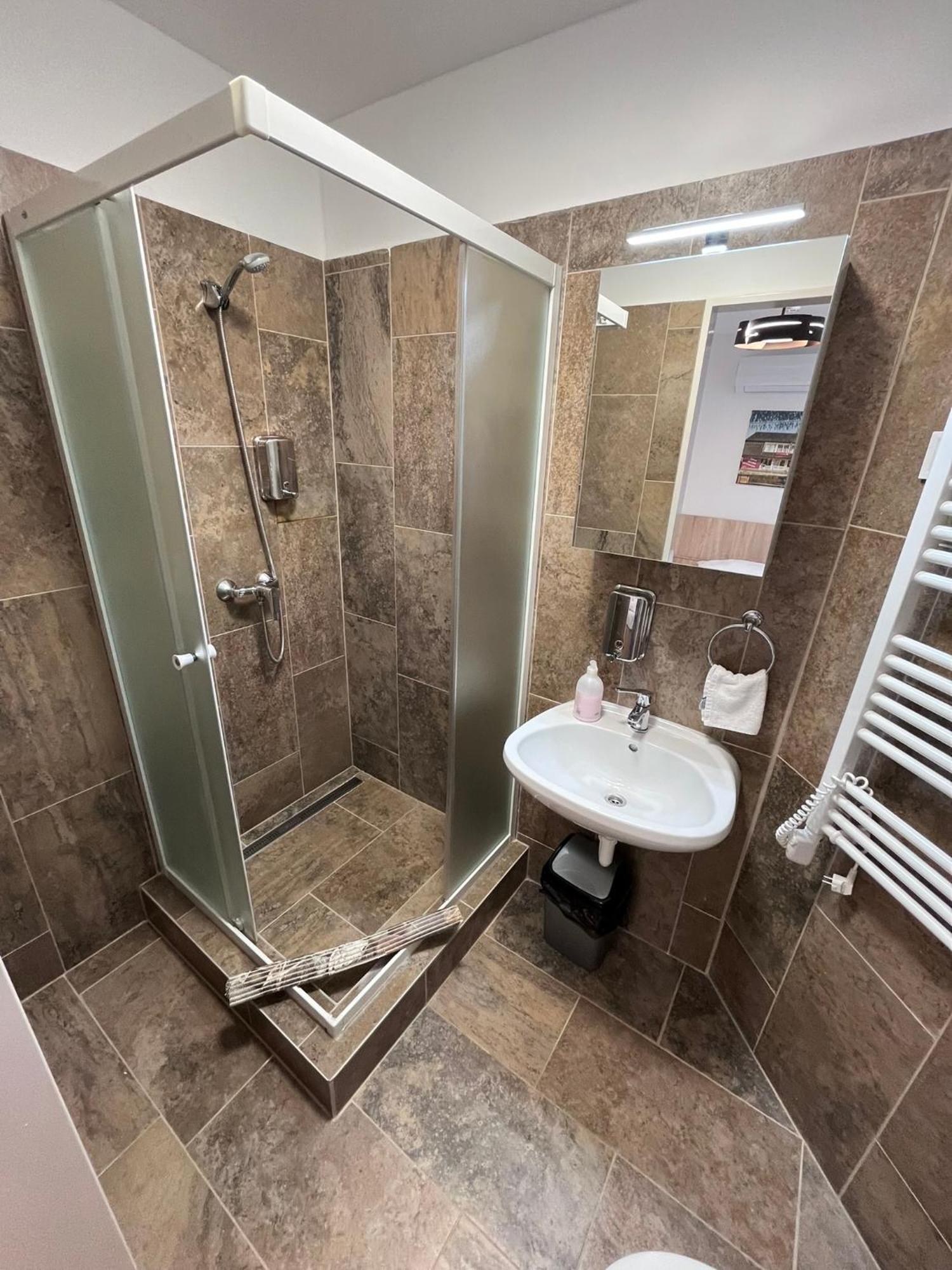 Hotel Majus 1 Vendeghaz - Torony Zewnętrze zdjęcie