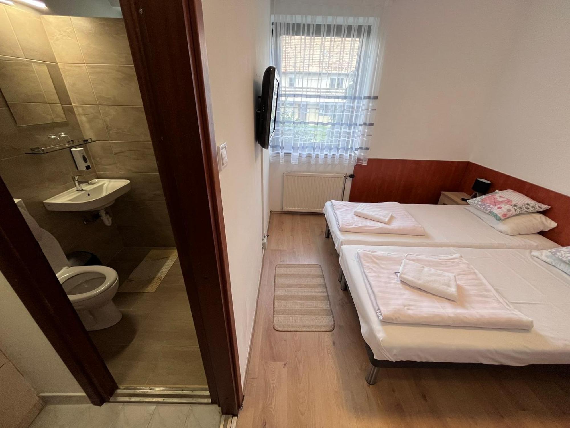 Hotel Majus 1 Vendeghaz - Torony Zewnętrze zdjęcie