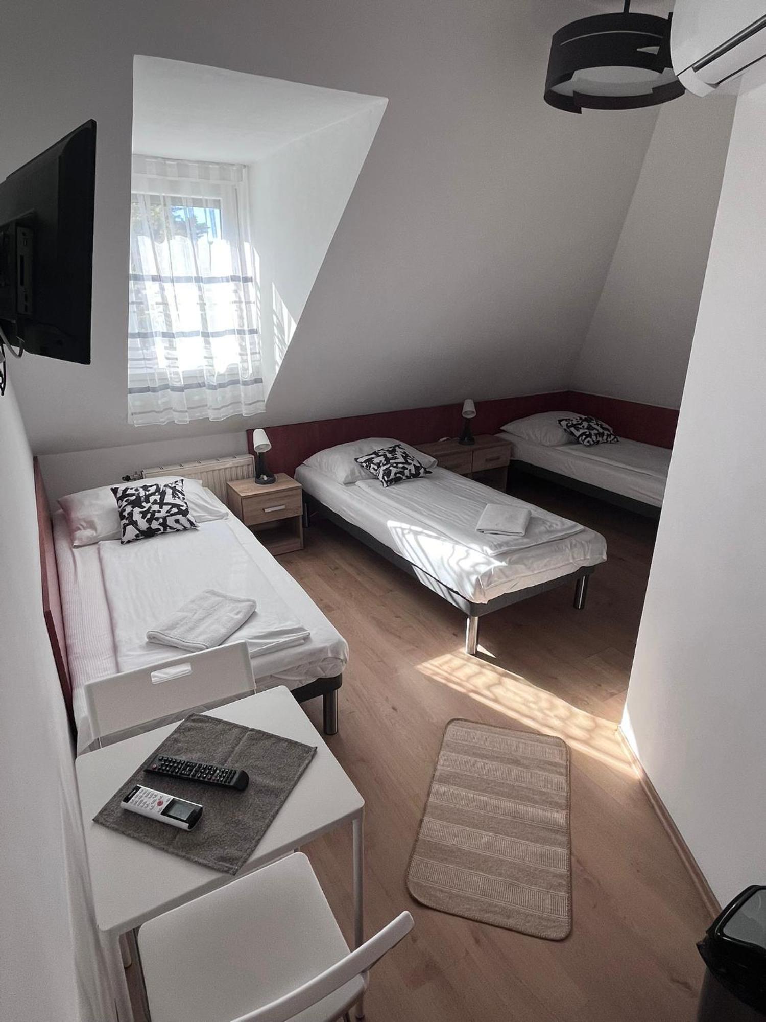 Hotel Majus 1 Vendeghaz - Torony Zewnętrze zdjęcie