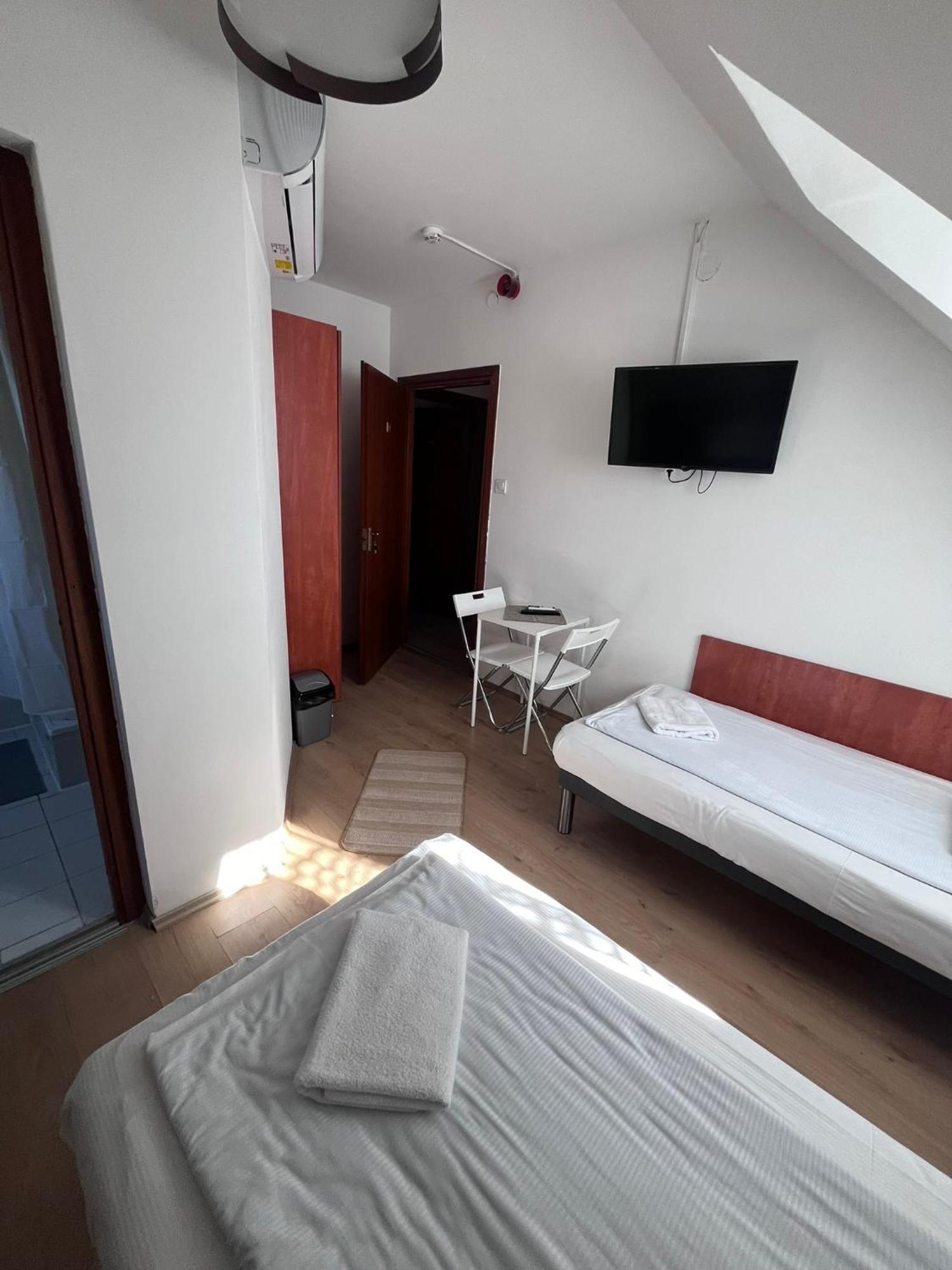 Hotel Majus 1 Vendeghaz - Torony Zewnętrze zdjęcie