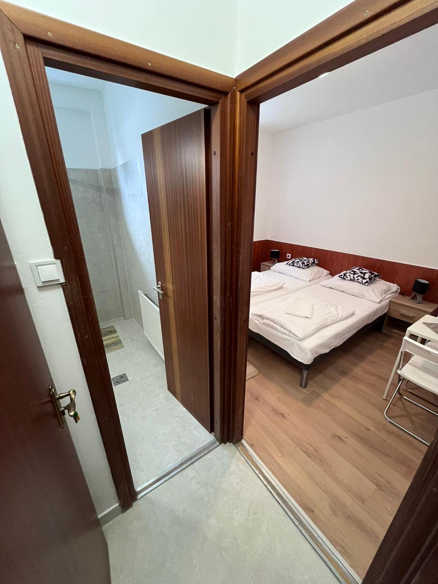 Hotel Majus 1 Vendeghaz - Torony Zewnętrze zdjęcie