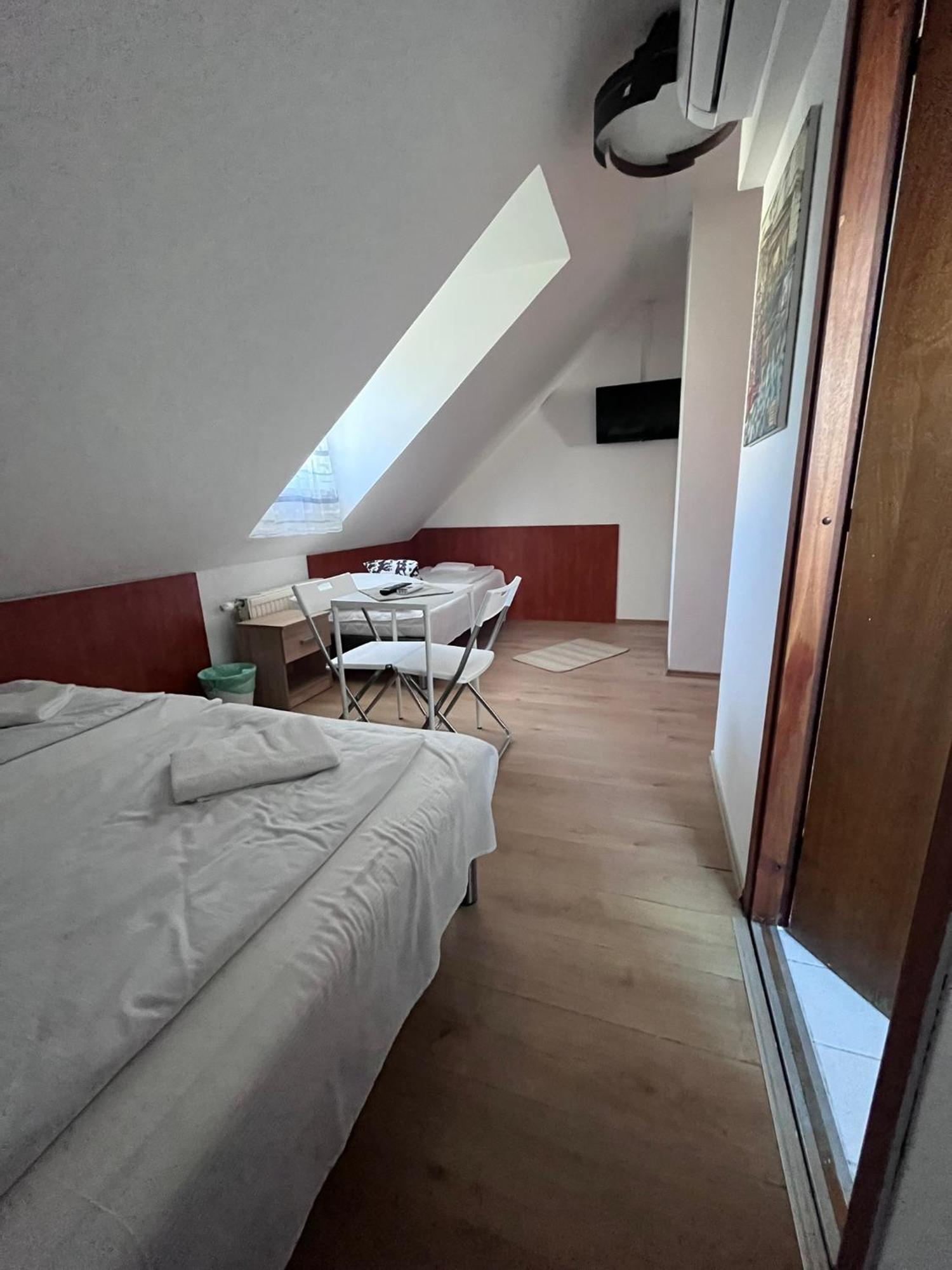 Hotel Majus 1 Vendeghaz - Torony Zewnętrze zdjęcie