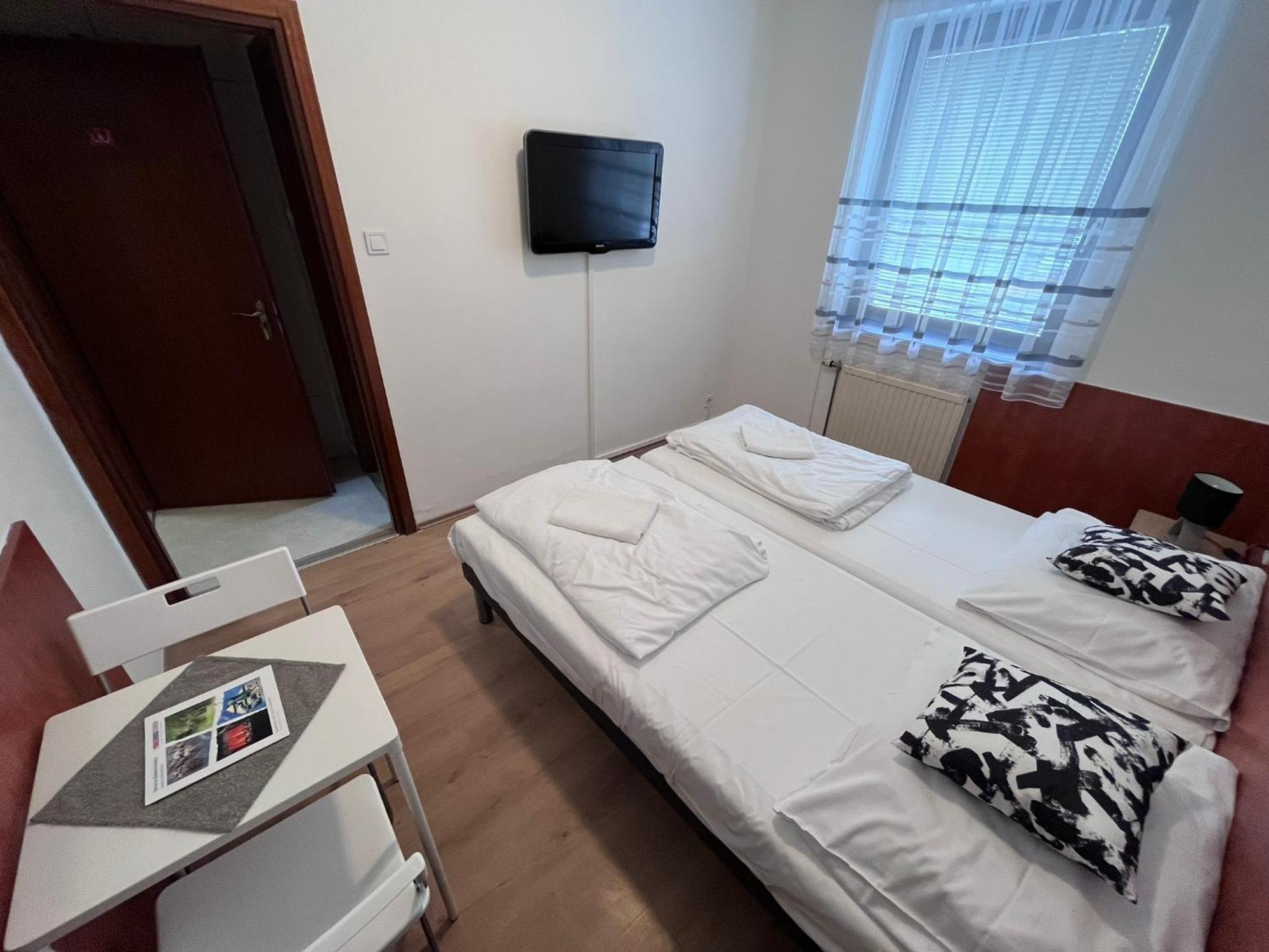 Hotel Majus 1 Vendeghaz - Torony Zewnętrze zdjęcie