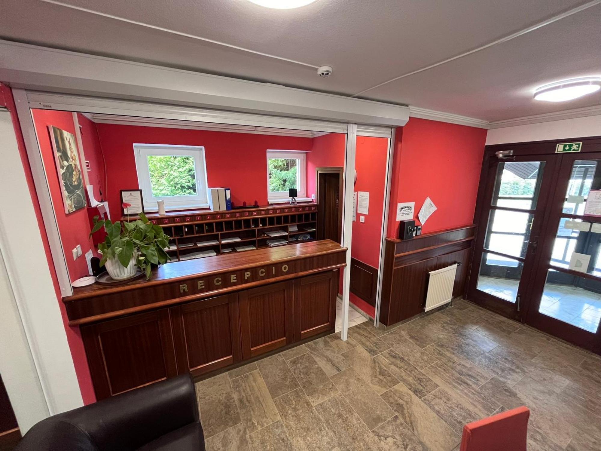 Hotel Majus 1 Vendeghaz - Torony Zewnętrze zdjęcie