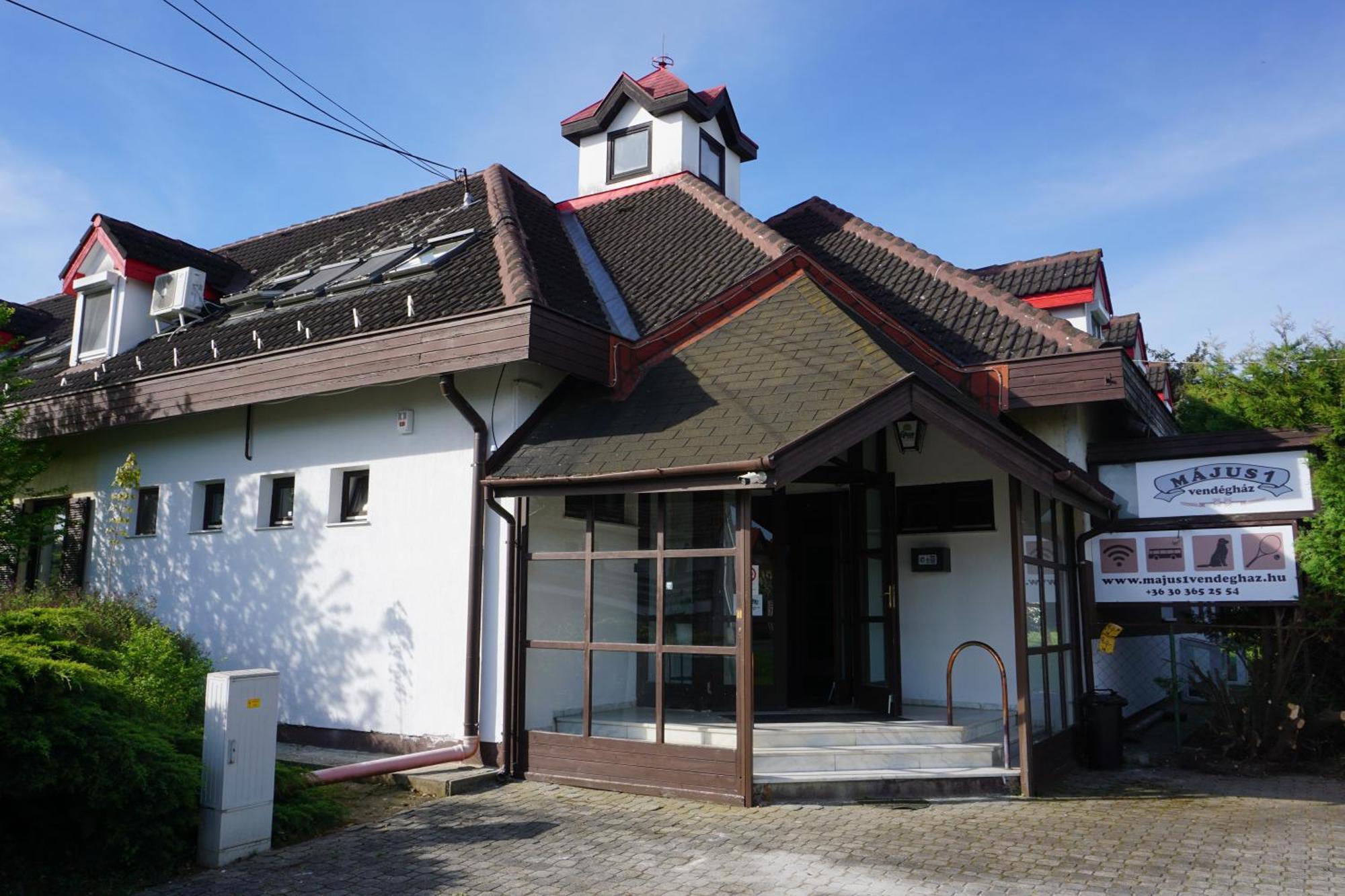 Hotel Majus 1 Vendeghaz - Torony Zewnętrze zdjęcie