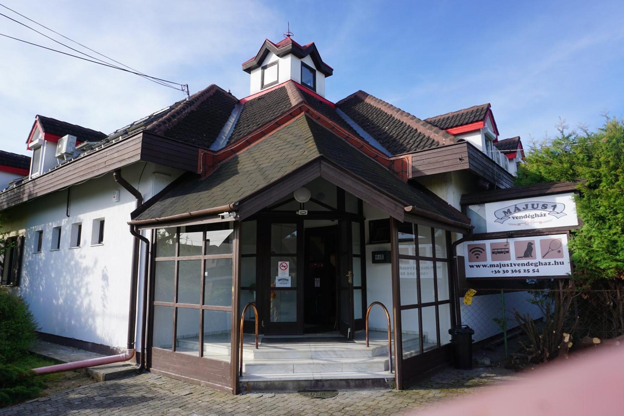 Hotel Majus 1 Vendeghaz - Torony Zewnętrze zdjęcie