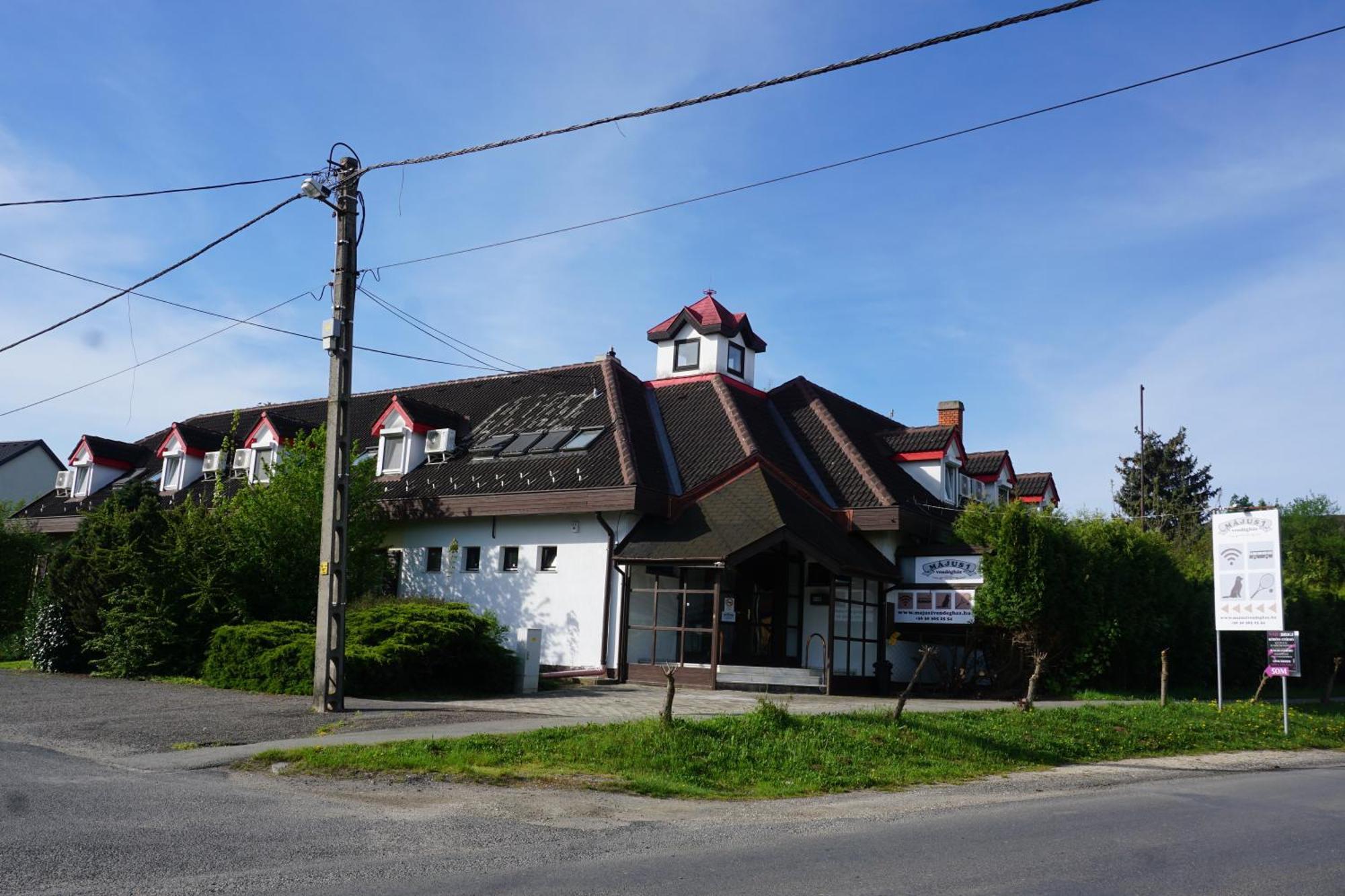 Hotel Majus 1 Vendeghaz - Torony Zewnętrze zdjęcie