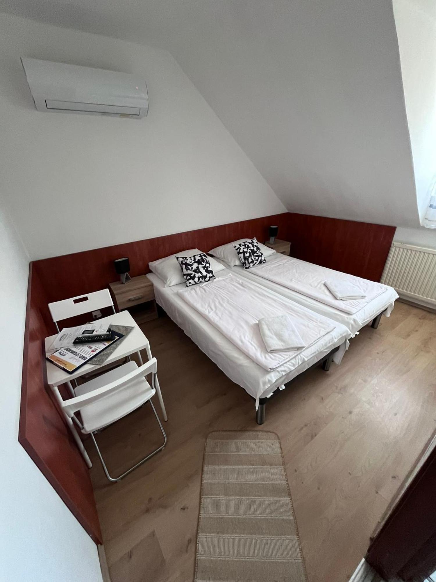 Hotel Majus 1 Vendeghaz - Torony Zewnętrze zdjęcie