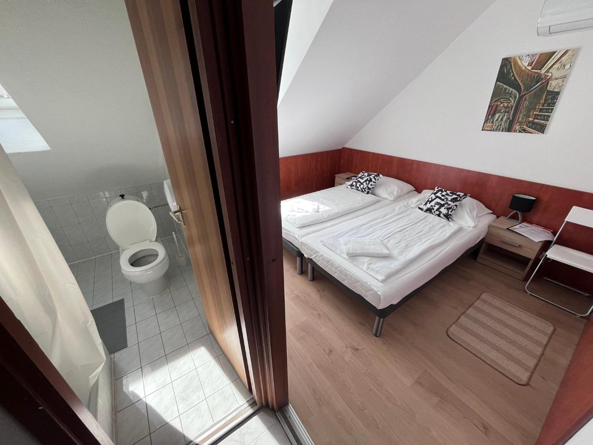 Hotel Majus 1 Vendeghaz - Torony Zewnętrze zdjęcie