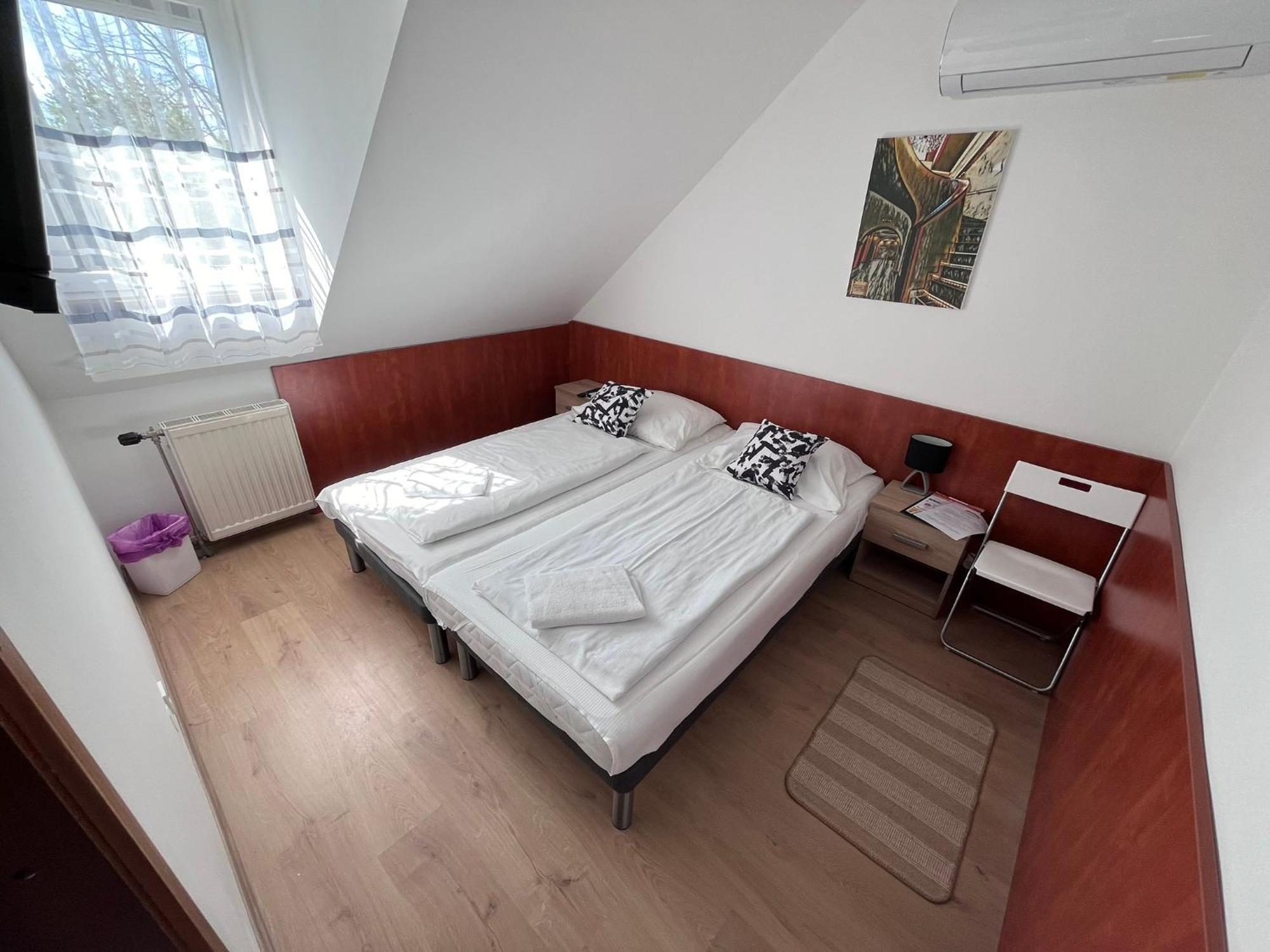 Hotel Majus 1 Vendeghaz - Torony Zewnętrze zdjęcie