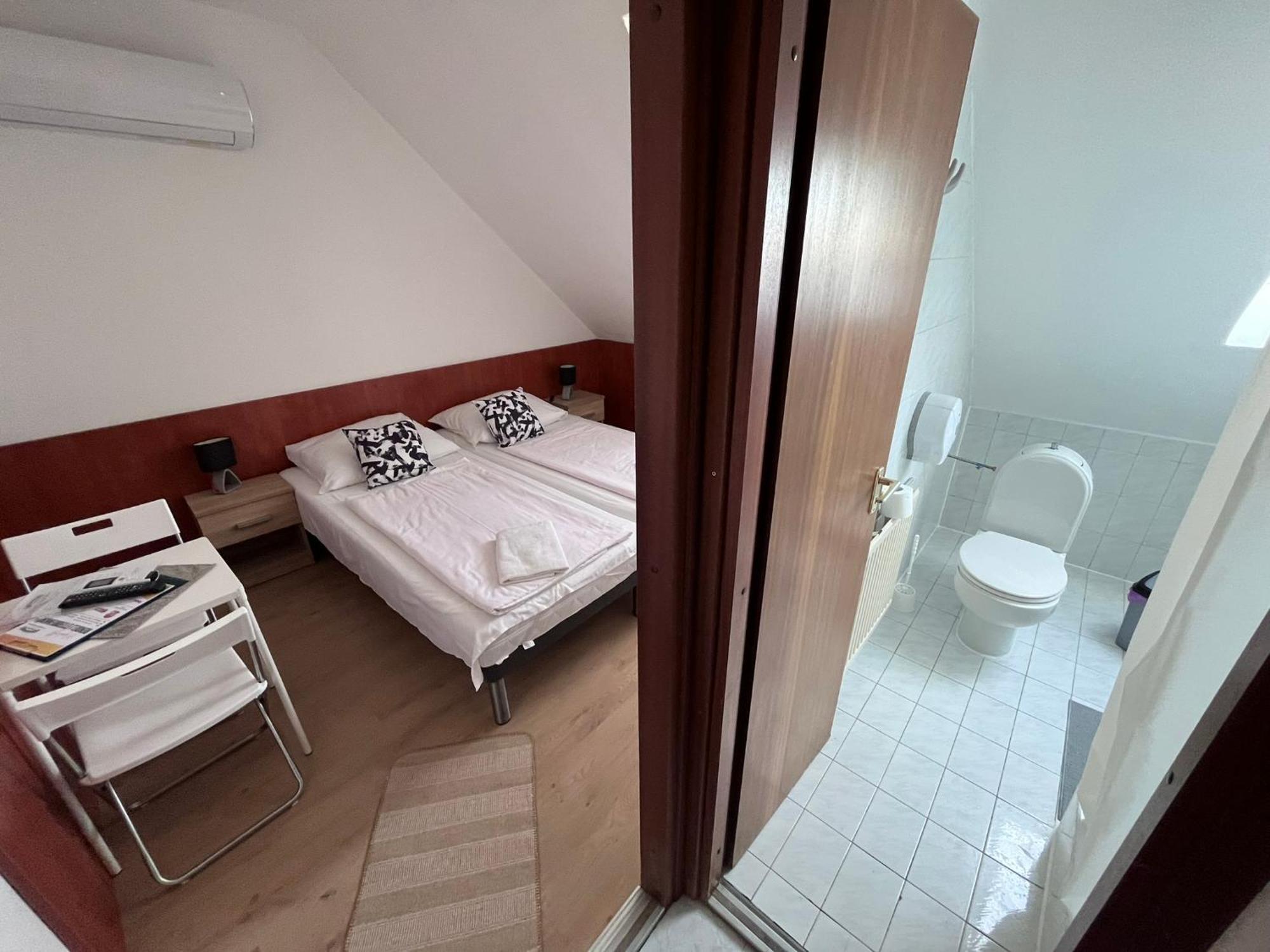 Hotel Majus 1 Vendeghaz - Torony Zewnętrze zdjęcie