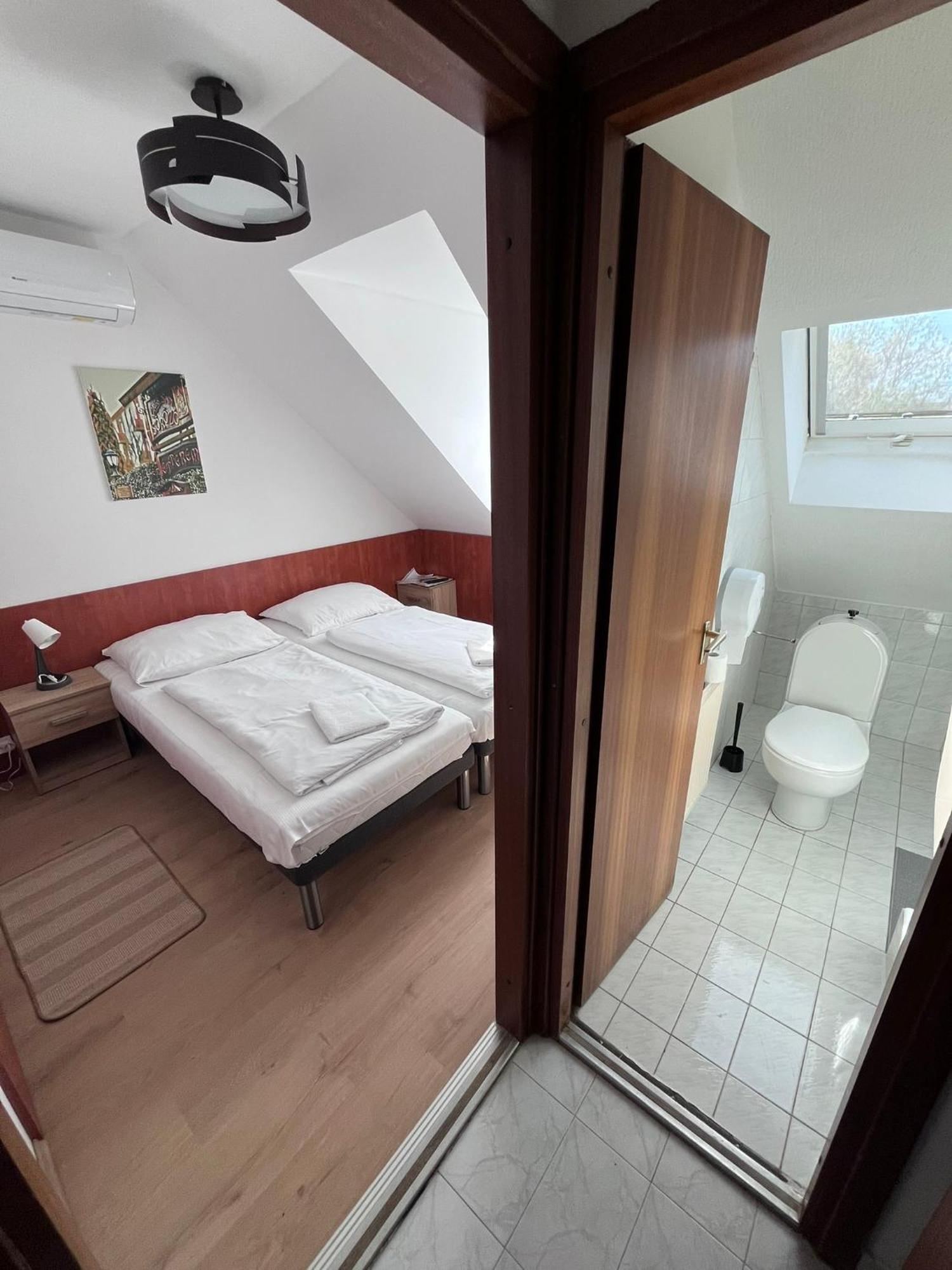 Hotel Majus 1 Vendeghaz - Torony Zewnętrze zdjęcie