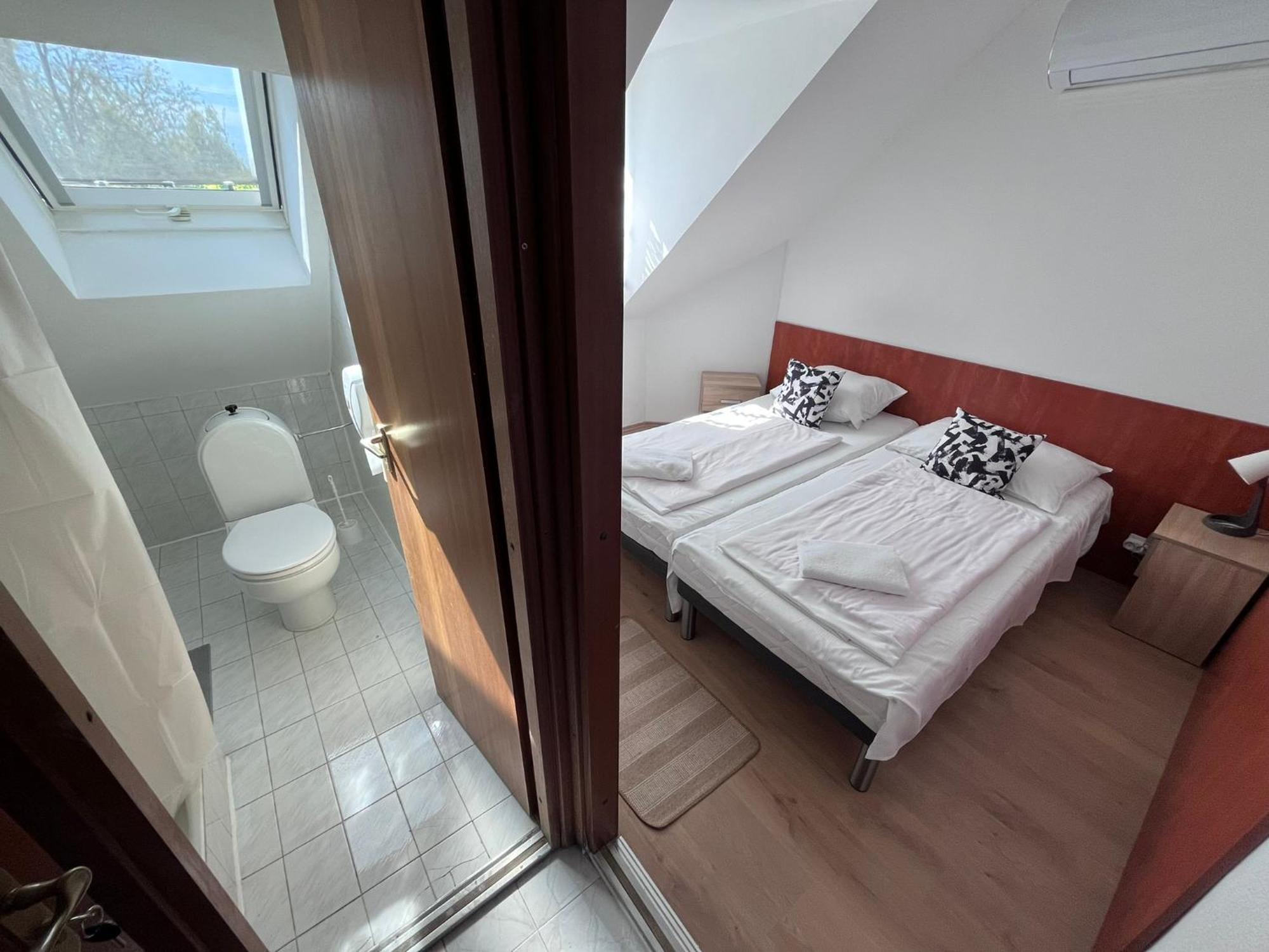 Hotel Majus 1 Vendeghaz - Torony Zewnętrze zdjęcie