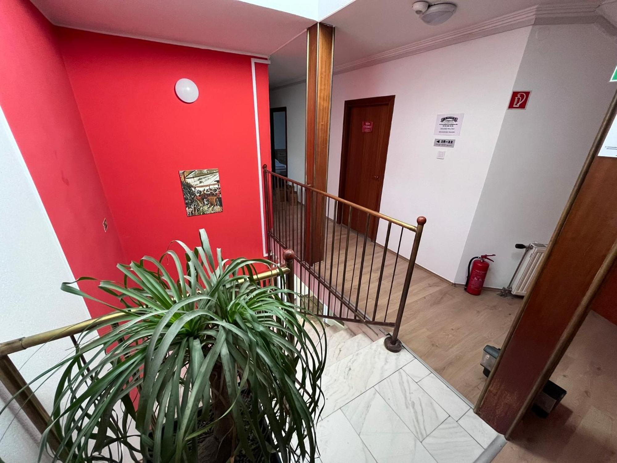 Hotel Majus 1 Vendeghaz - Torony Zewnętrze zdjęcie