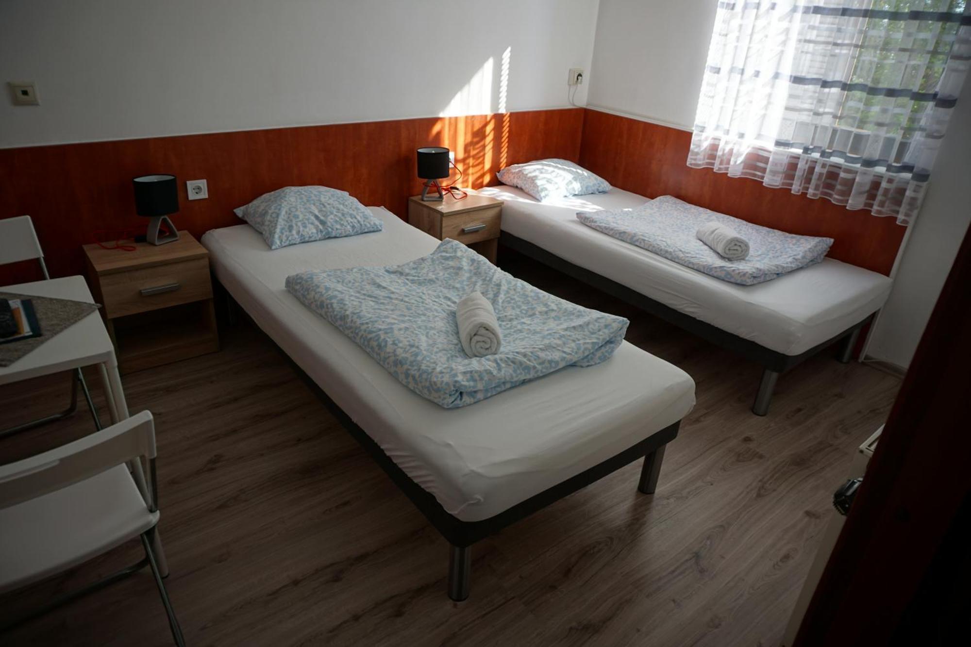 Hotel Majus 1 Vendeghaz - Torony Zewnętrze zdjęcie
