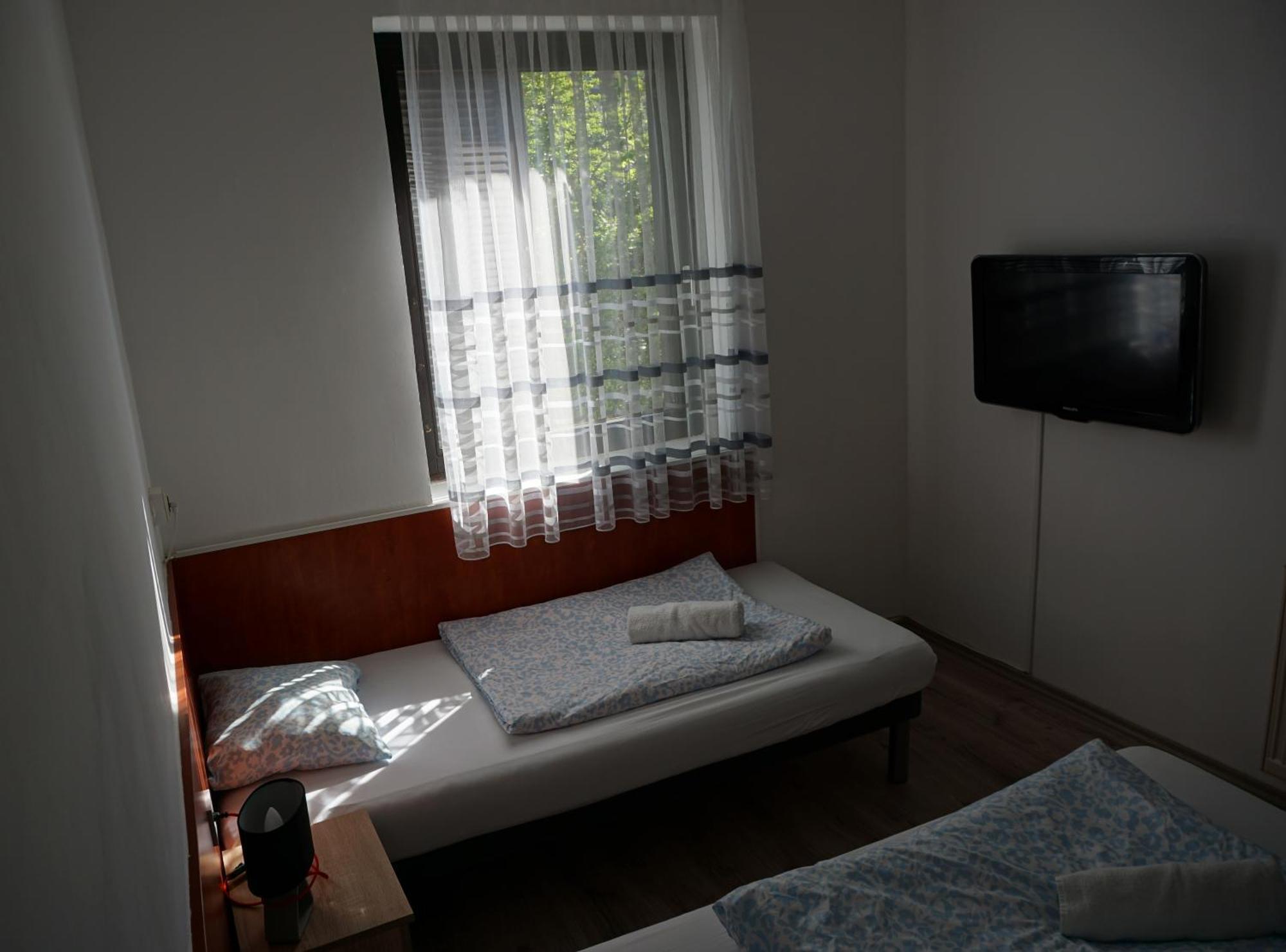 Hotel Majus 1 Vendeghaz - Torony Zewnętrze zdjęcie