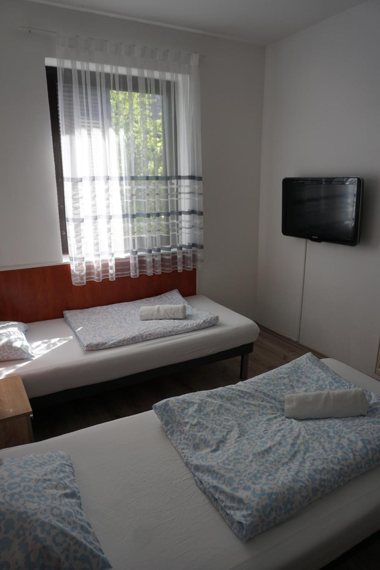 Hotel Majus 1 Vendeghaz - Torony Zewnętrze zdjęcie