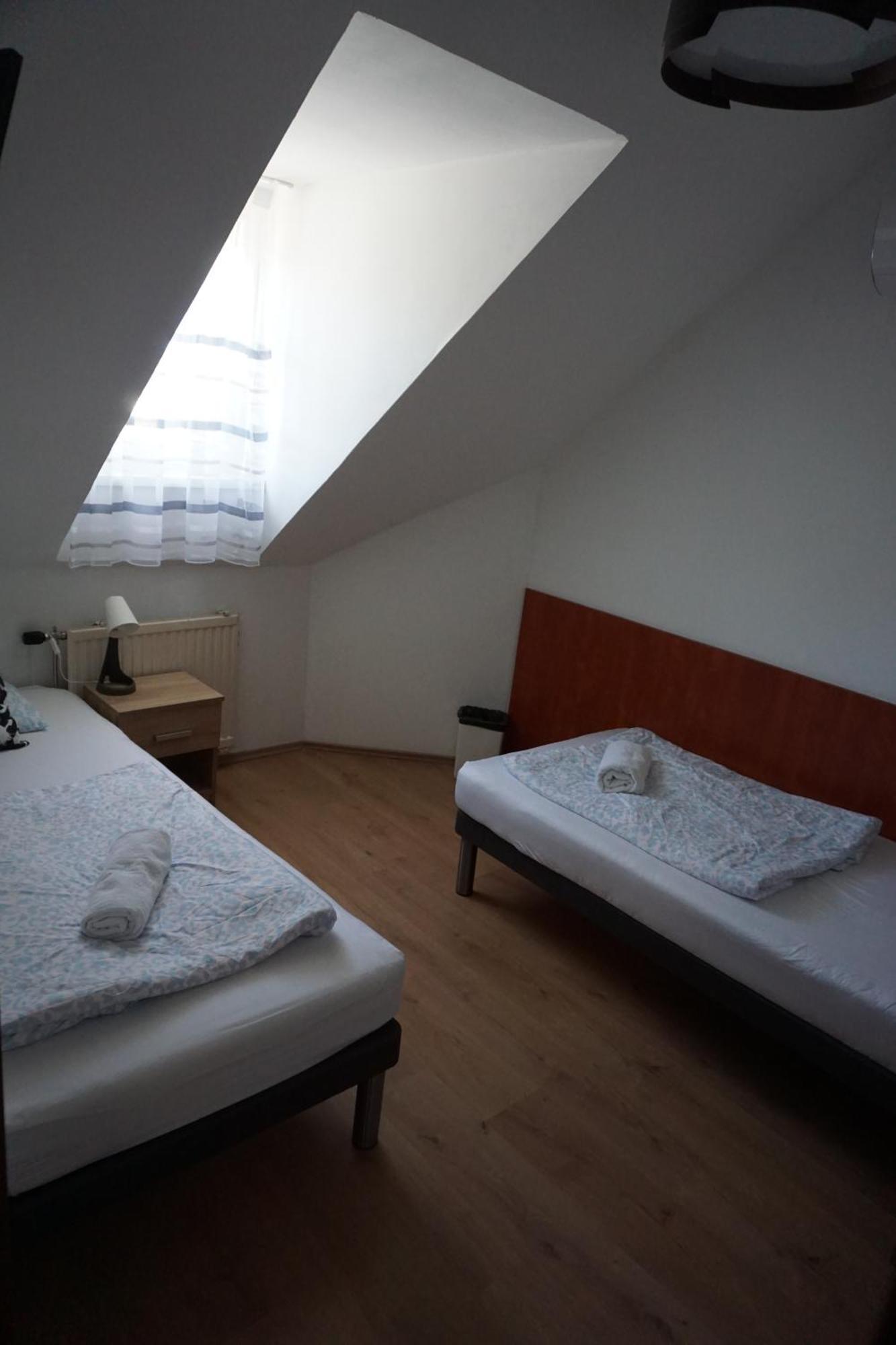 Hotel Majus 1 Vendeghaz - Torony Zewnętrze zdjęcie