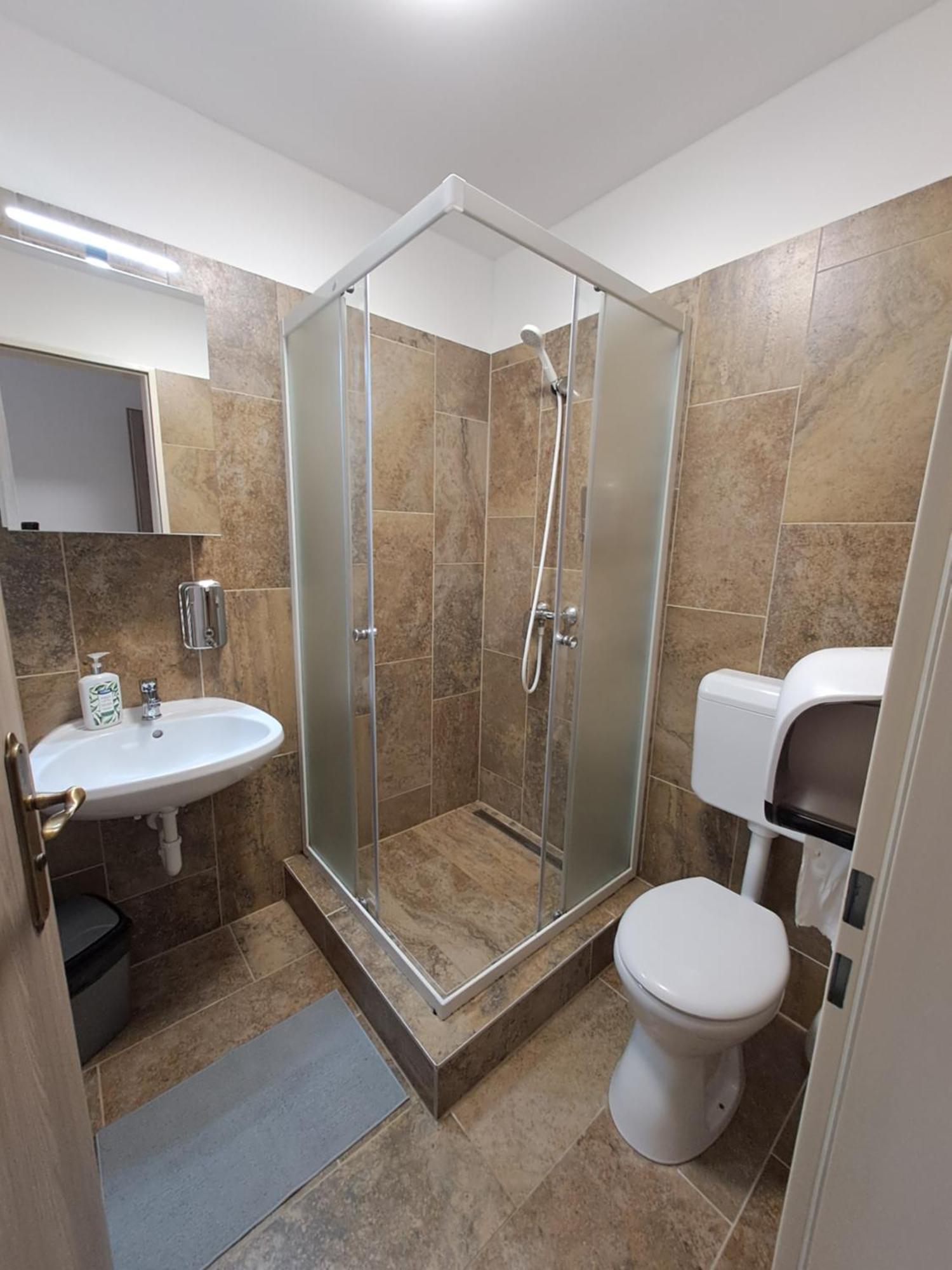 Hotel Majus 1 Vendeghaz - Torony Zewnętrze zdjęcie